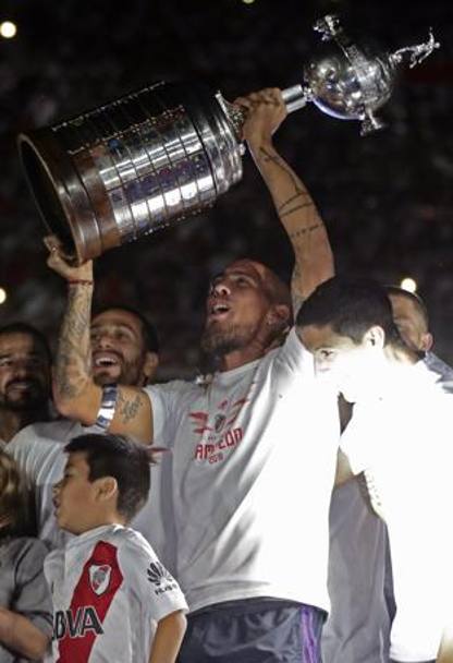 Stadio Monumental di Buenos Aires, Jonathan Maidana solleva la Copa Libertadores circondato dai compagni e dai tifosi, AFP